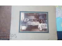 Foto Bărbați la masă în restaurantul Cardboard