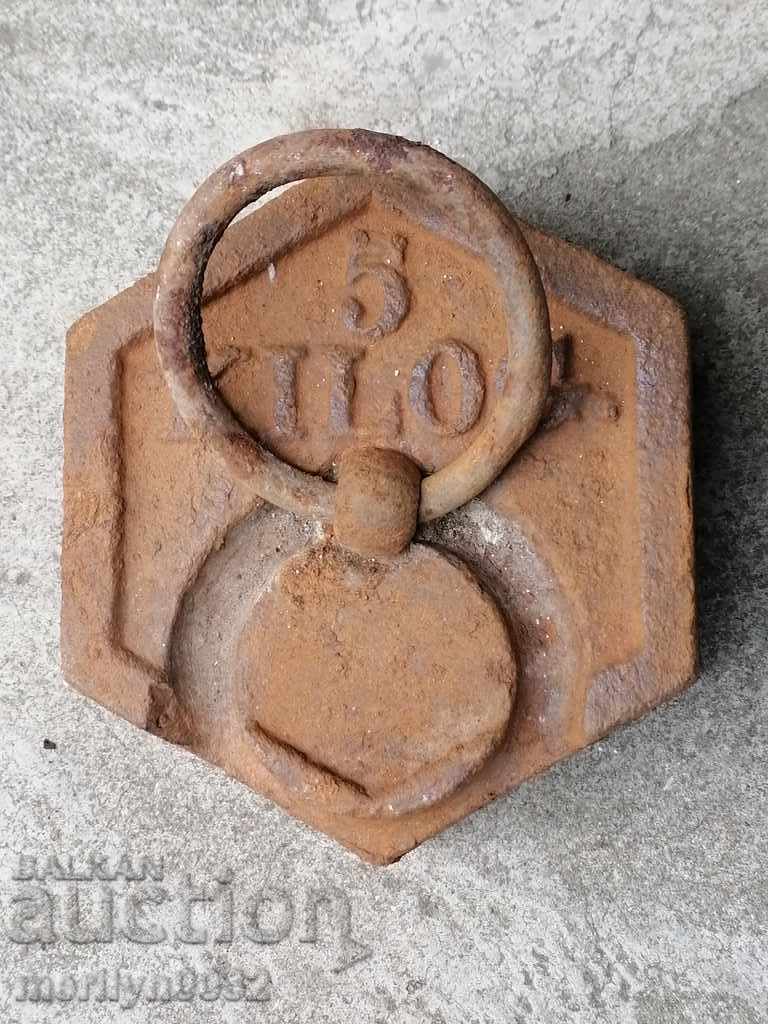 Delivery of Old weighing scale, exaggeration, kilogram control weight Delivery of Old weighing scale, exaggeration, kilogram control weight