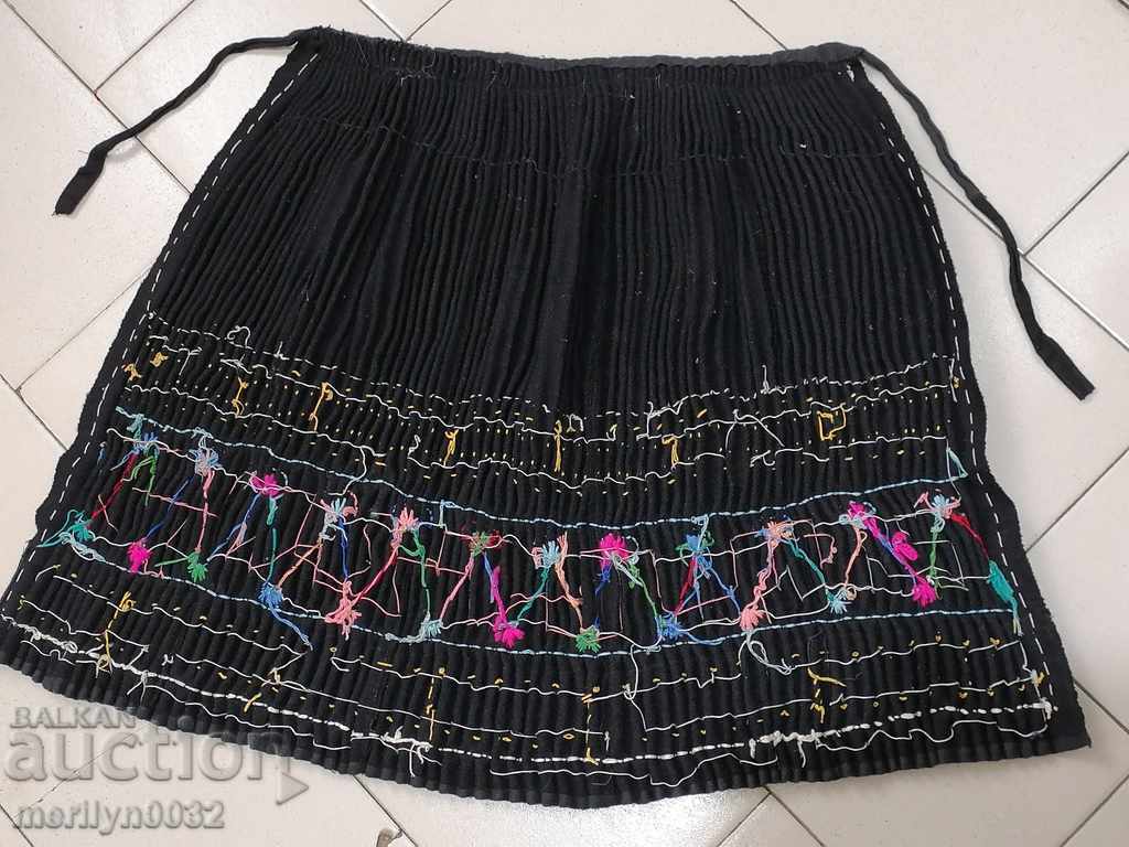 Стар пищимал кърлянка от женска носия бродерия сукман с цена 149.00 лв. | € 76.18 Стар пищимал кърлянка от женска носия бродерия сукман с цена 149.00 лв. | € 76.18