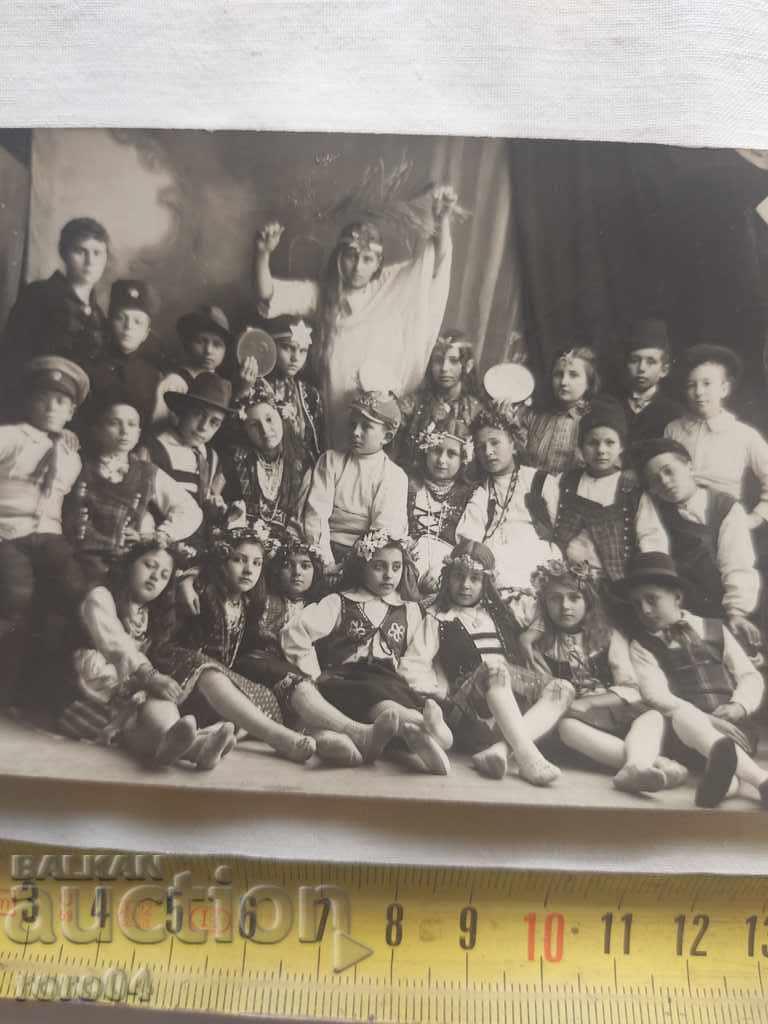 Auction  CHILDREN - COSTUMES - HOLIDAY - DAIRET