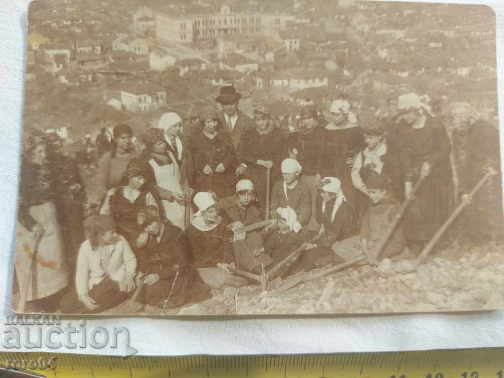 Auction MOMI - GUITAR - PICKERS - SHOVELS - BAIR Auction MOMI - GUITAR - PICKERS - SHOVELS - BAIR