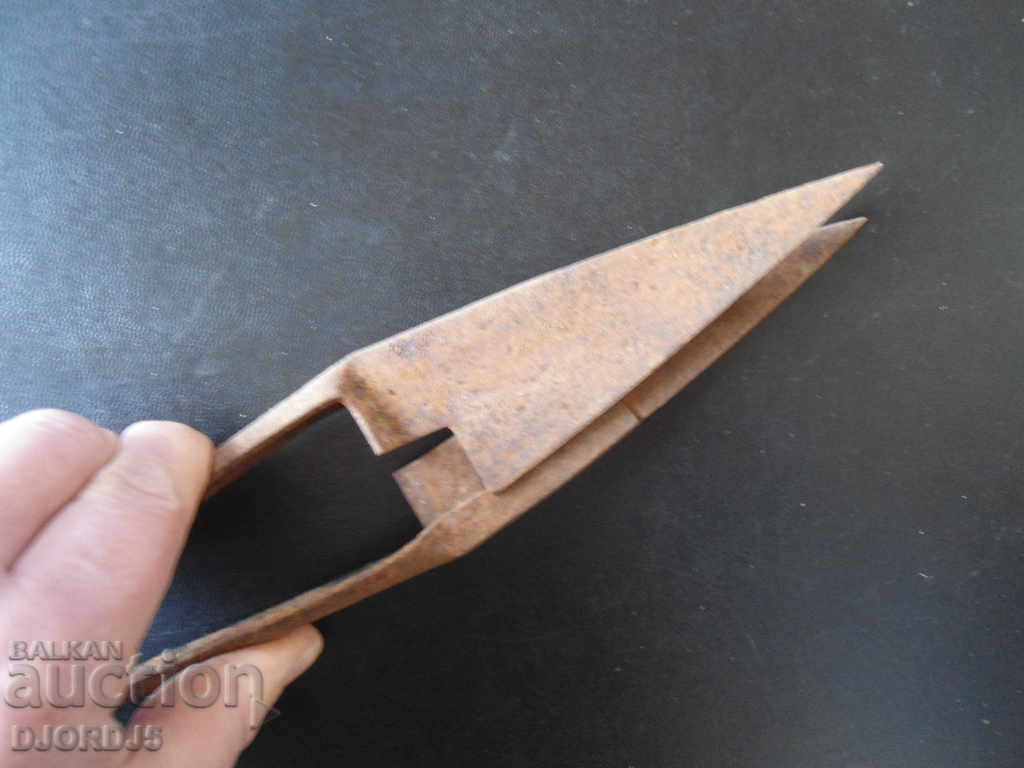 Стара ножица за стригане на овце с цена 3.00 лв. | € 1.53 Стара ножица за стригане на овце с цена 3.00 лв. | € 1.53