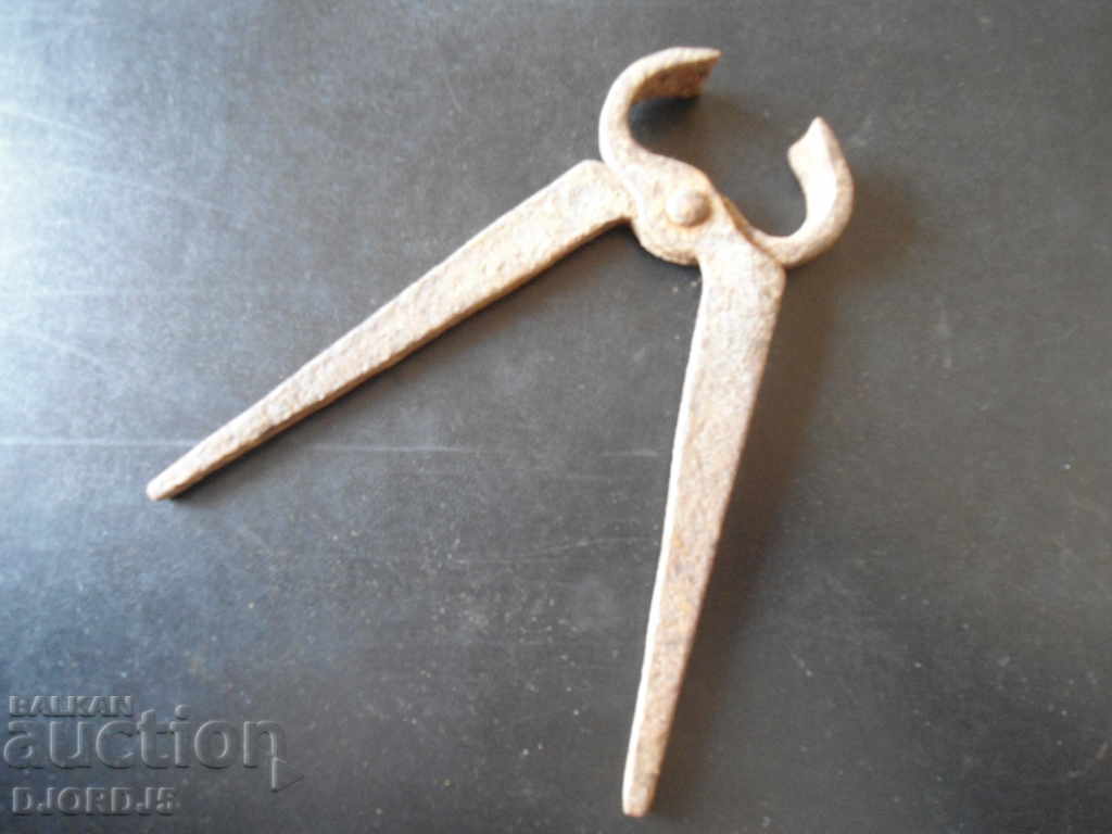 Old pliers with price 2.00 BGN | € 1.02 Old pliers with price 2.00 BGN | € 1.02
