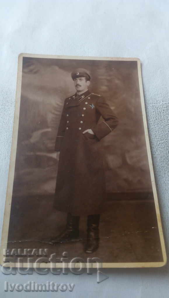 Photo Officer in a winter overcoat