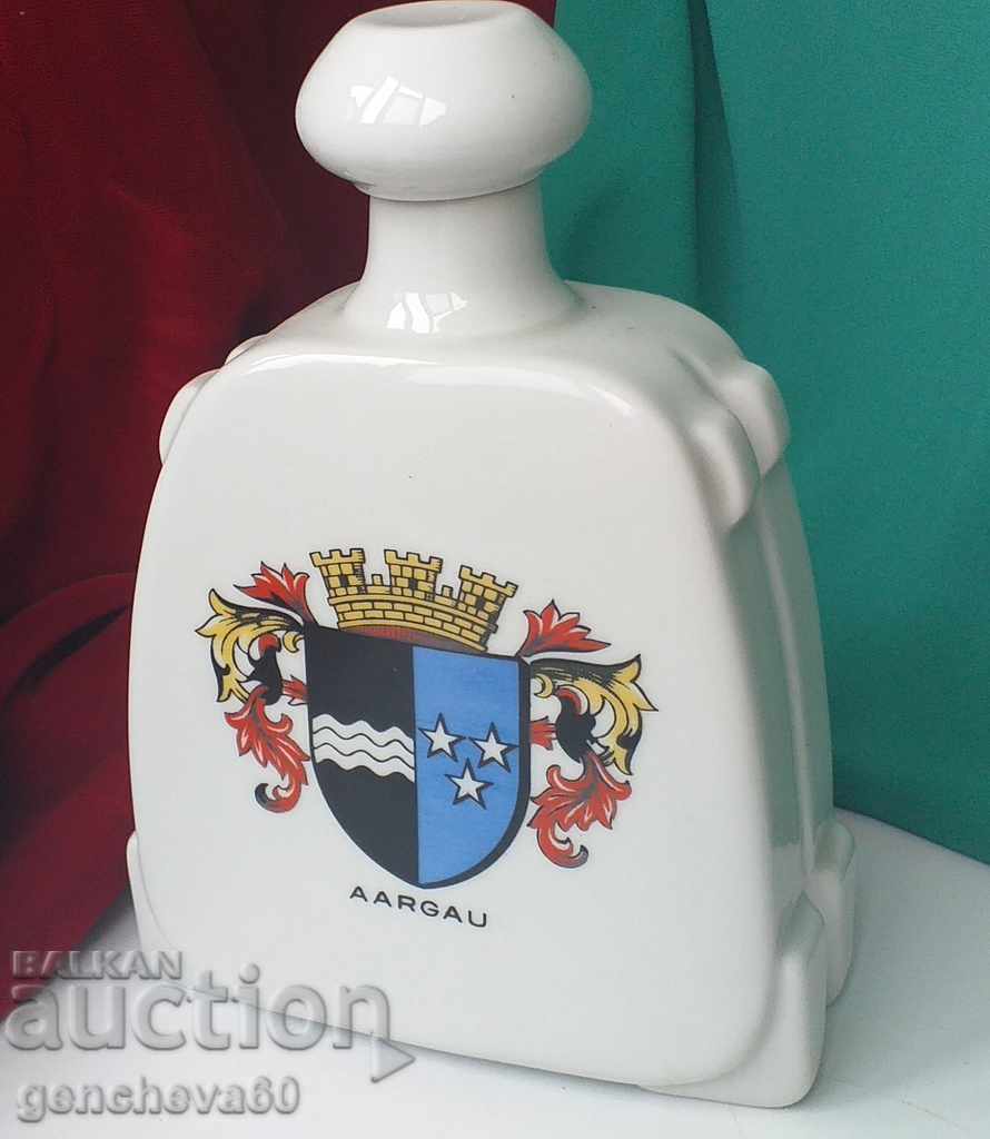 Porcelain cup with coat of arms / marking