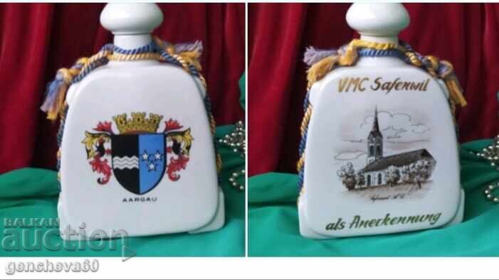 Porcelain cup with coat of arms / marking
