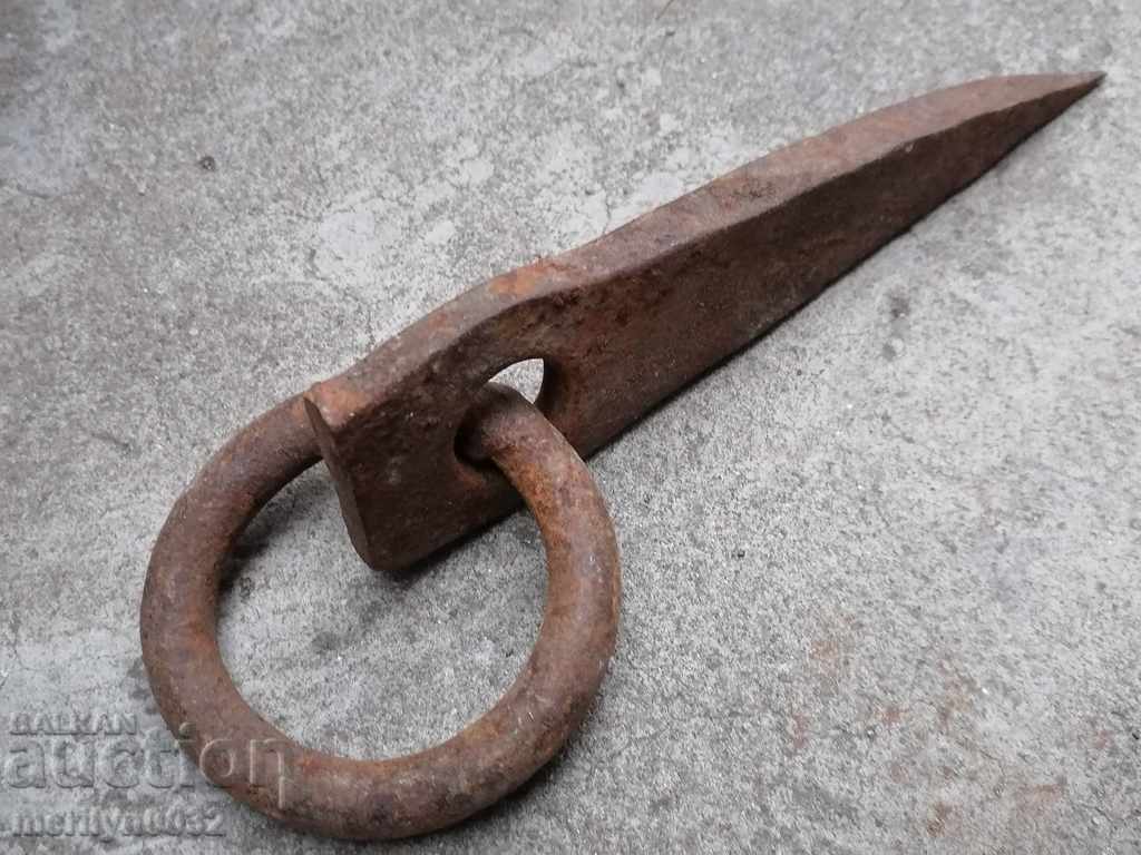 Delivery of Old wrought iron wedge with wrought iron ring large nail Delivery of Old wrought iron wedge with wrought iron ring large nail