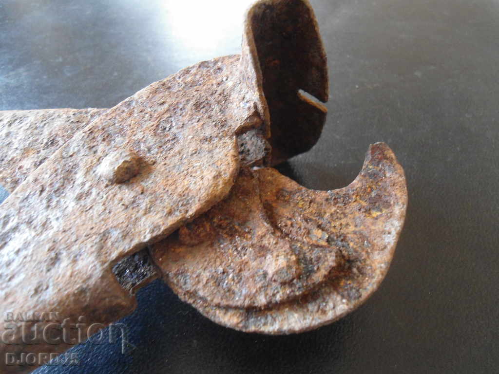 Old specialized pliers with price 3.00 BGN | € 1.53 Old specialized pliers with price 3.00 BGN | € 1.53