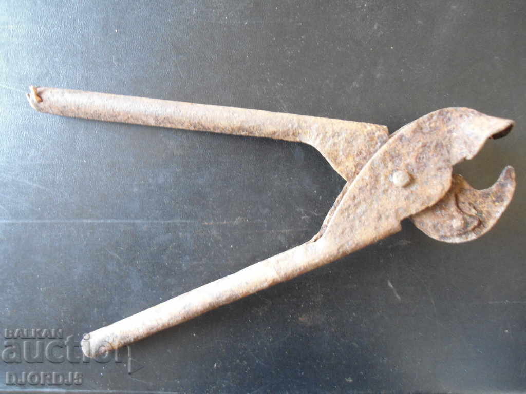 Auction Old specialized pliers Auction Old specialized pliers