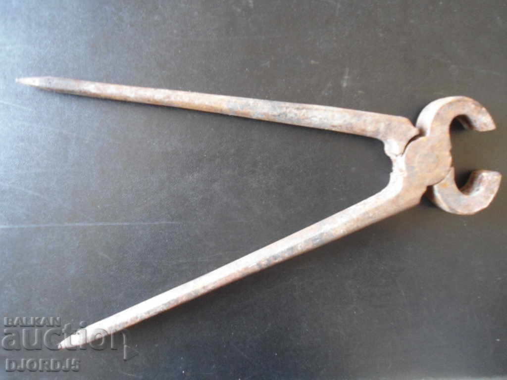 Old big pliers with price 8.00 BGN | € 4.09 Old big pliers with price 8.00 BGN | € 4.09