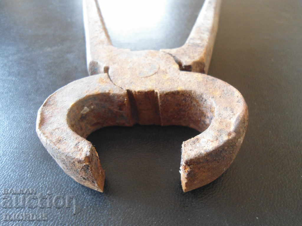 Auction Old big pliers Auction Old big pliers