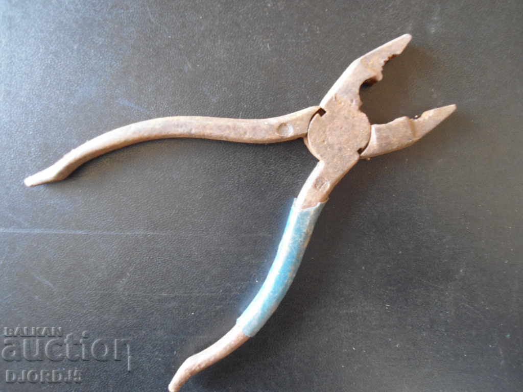 Old pliers with price 2.00 BGN | € 1.02 Old pliers with price 2.00 BGN | € 1.02
