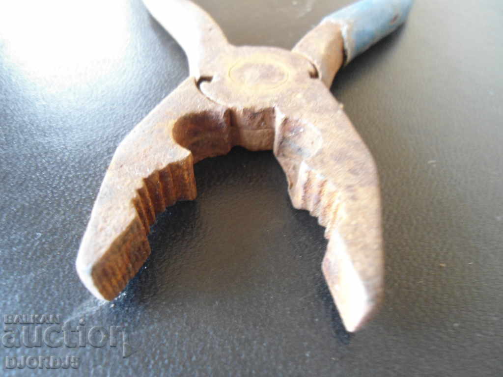 Auction Old pliers Auction Old pliers