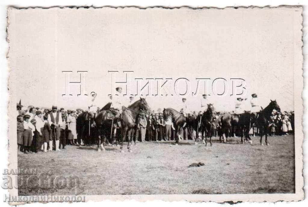 LITTLE OLD PHOTO MILITARY OFFICERS ON HORSE + CITIZENS B290