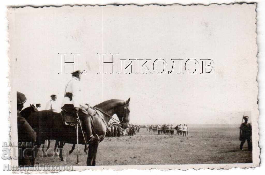 LITTLE OLD PHOTO MILITARY OFFICERS ON HORSE + CITIZENS B291