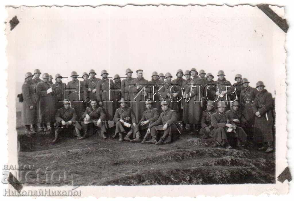 LITTLE OLD PHOTO MILITARY WITH COMBAT EQUIPMENT B292