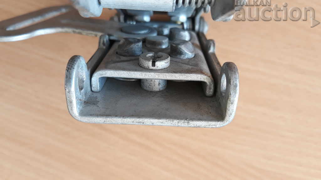 Auction pilot four-point belt locking mechanism Auction pilot four-point belt locking mechanism