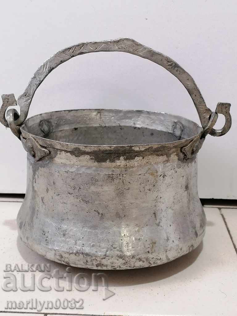 Auction Old copper kettle, copper, cauldron, cauldron, copper vessel Auction Old copper kettle, copper, cauldron, cauldron, copper vessel