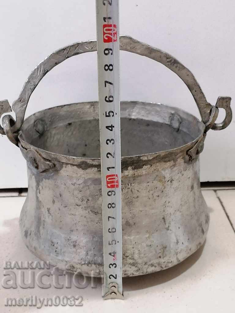 Delivery of Old copper kettle, copper, cauldron, cauldron, copper vessel Delivery of Old copper kettle, copper, cauldron, cauldron, copper vessel