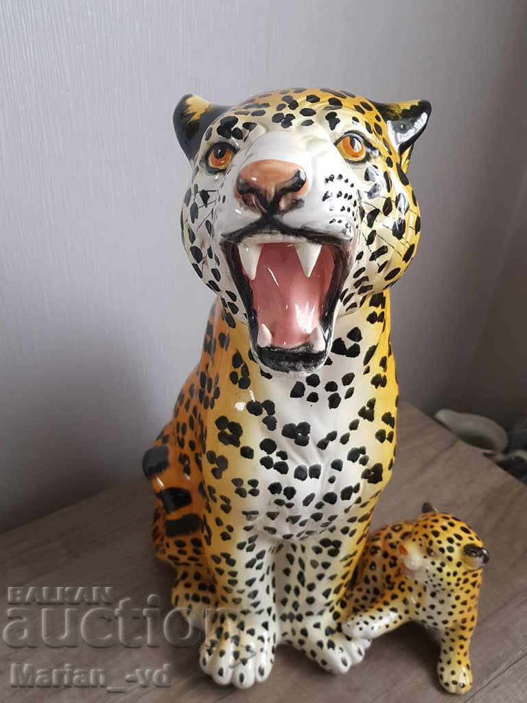 Красив голям порцеланов леопард с малкото си