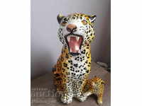 Frumos leopard mare de porțelan cu micuțul lui