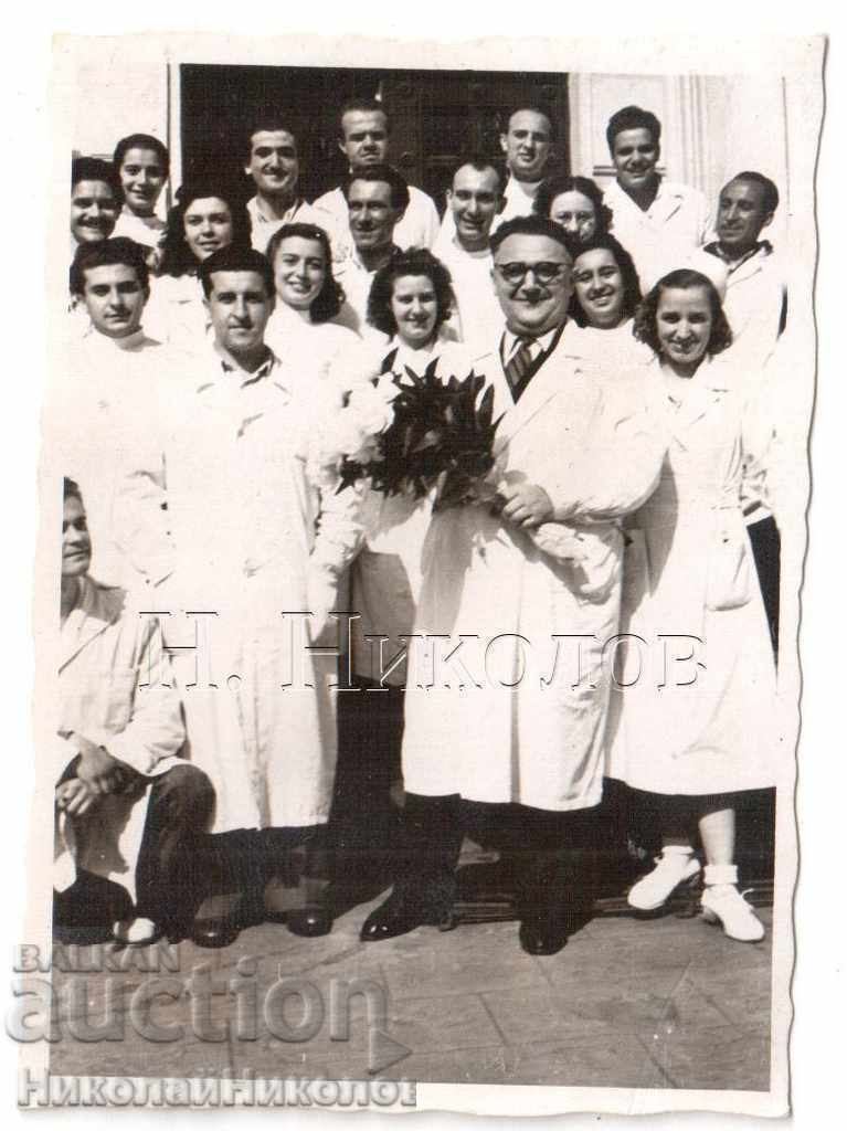 TWO LITTLE OLD PHOTOS TEAM DOCTORS + HONEY. SISTERS B311 with price 2.00 BGN | € 1.02 TWO LITTLE OLD PHOTOS TEAM DOCTORS + HONEY. SISTERS B311 with price 2.00 BGN | € 1.02