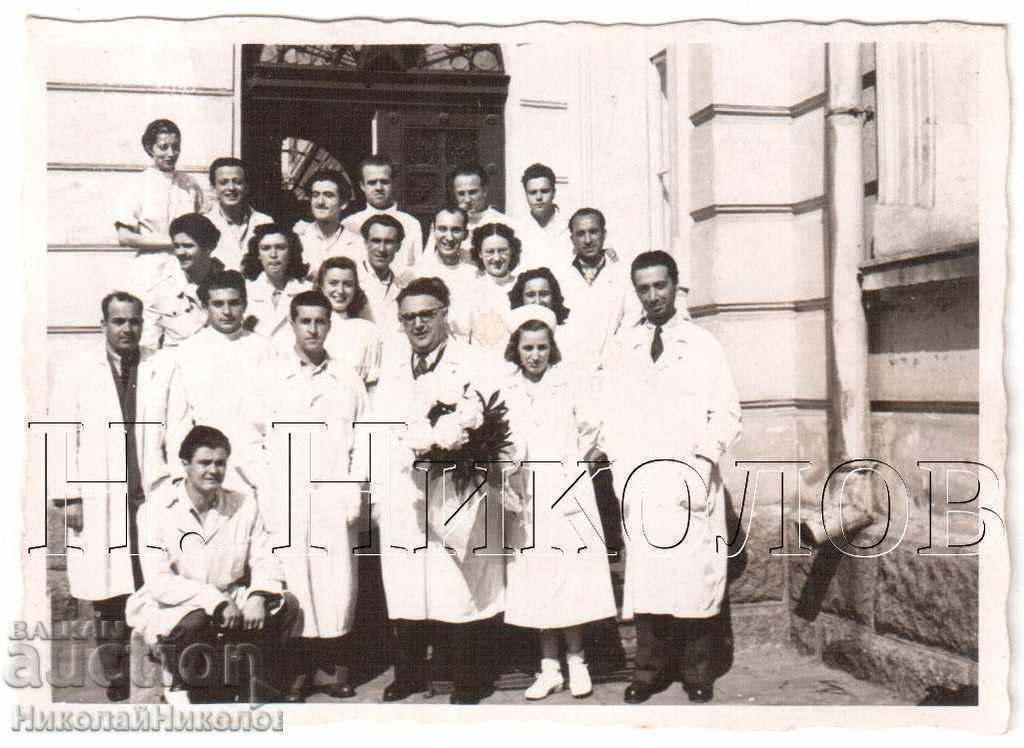 TWO LITTLE OLD PHOTOS TEAM DOCTORS + HONEY. SISTERS B311 TWO LITTLE OLD PHOTOS TEAM DOCTORS + HONEY. SISTERS B311