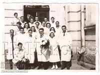 ДВЕ МАЛКИ СТАРИ СНИМКИ ЕКИП ЛЕКАРИ + МЕД. СЕСТРИ В311