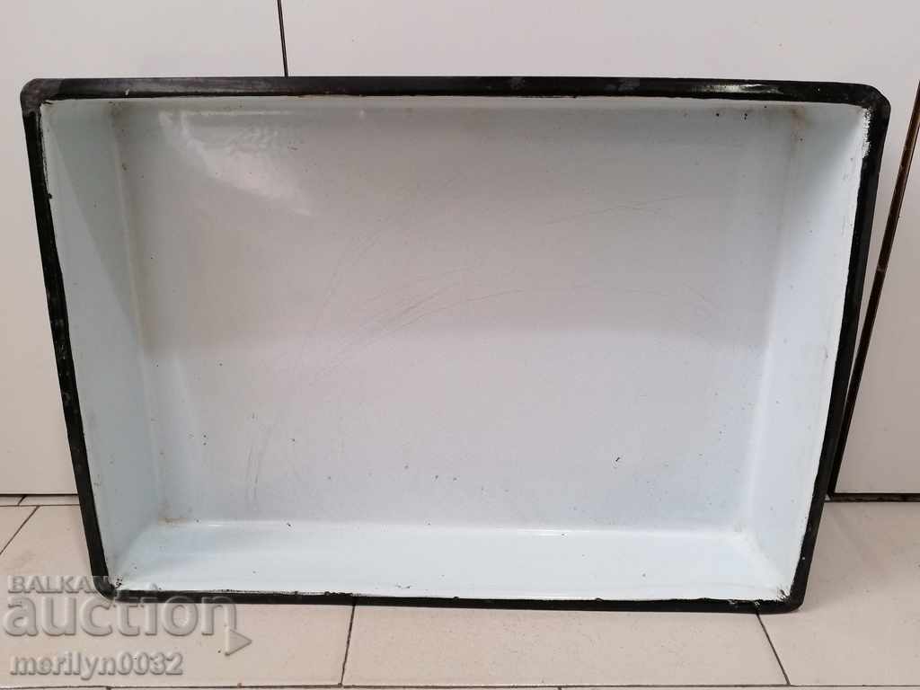 Auction An enameled container, that's a platter with enamel Auction An enameled container, that's a platter with enamel
