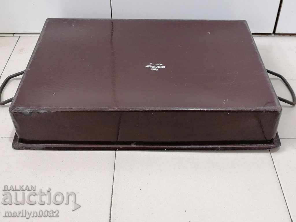 Delivery of An enameled container, that's a platter with enamel Delivery of An enameled container, that's a platter with enamel