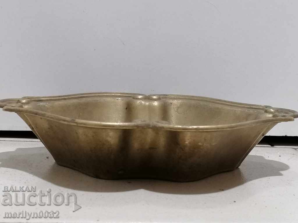 Licitație Bol vechi de ciocolată pentru nuci dintr-un bol de alamă Licitație Bol vechi de ciocolată pentru nuci dintr-un bol de alamă