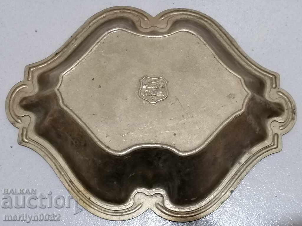 Livrarea Bol vechi de ciocolată pentru nuci dintr-un bol de alamă Livrarea Bol vechi de ciocolată pentru nuci dintr-un bol de alamă