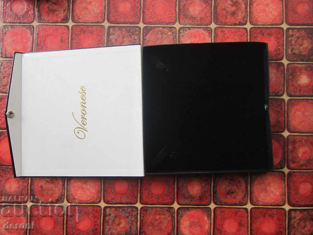 Delivery of Great box for Veronese jewelry necklace Delivery of Great box for Veronese jewelry necklace