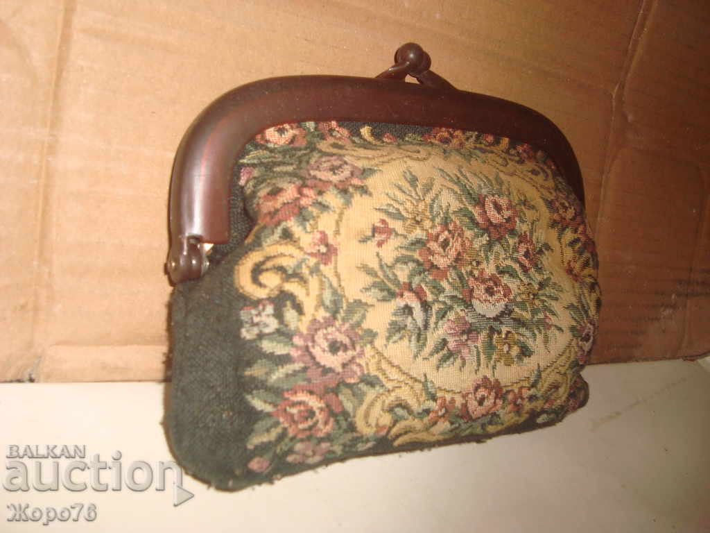 Delivery of Old VINTAGE CASE OF EMBROIDERY FABRIC FOR GLASSES OR OTHER THINGS