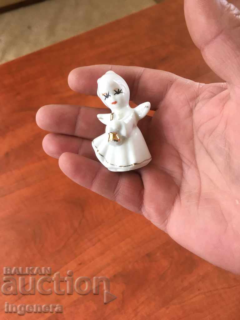 Auction PORCELAIN FIGURE STATUTE GOLD TROPETIST Auction PORCELAIN FIGURE STATUTE GOLD TROPETIST