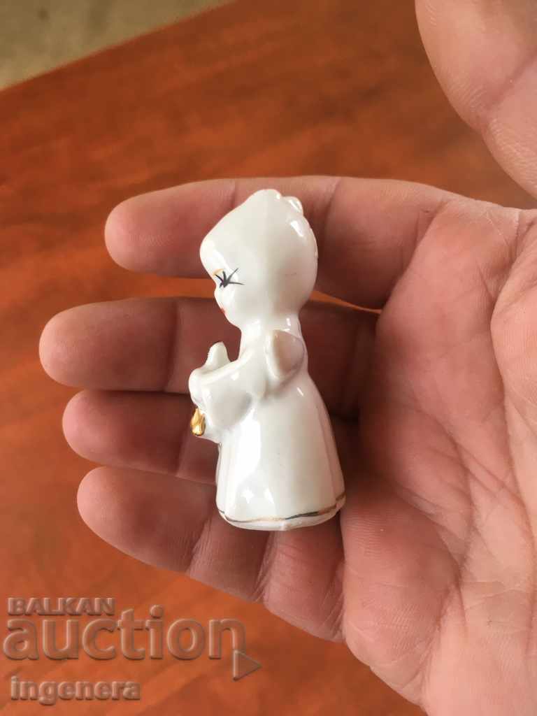 Delivery of PORCELAIN FIGURE STATUTE GOLD TROPETIST Delivery of PORCELAIN FIGURE STATUTE GOLD TROPETIST