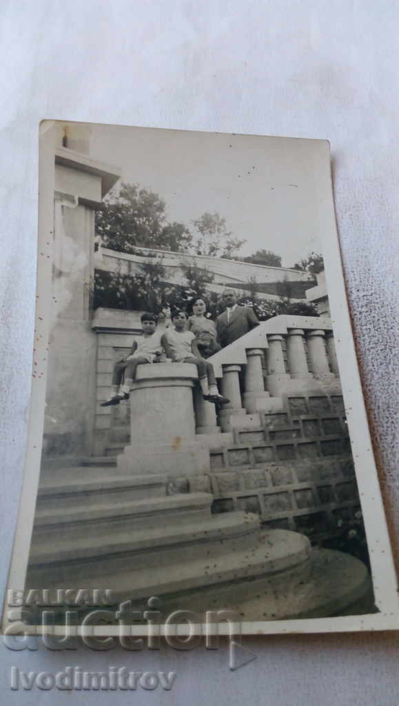Φωτογραφία Οικογένεια Βάρνα στις σκάλες στο Sea Garden