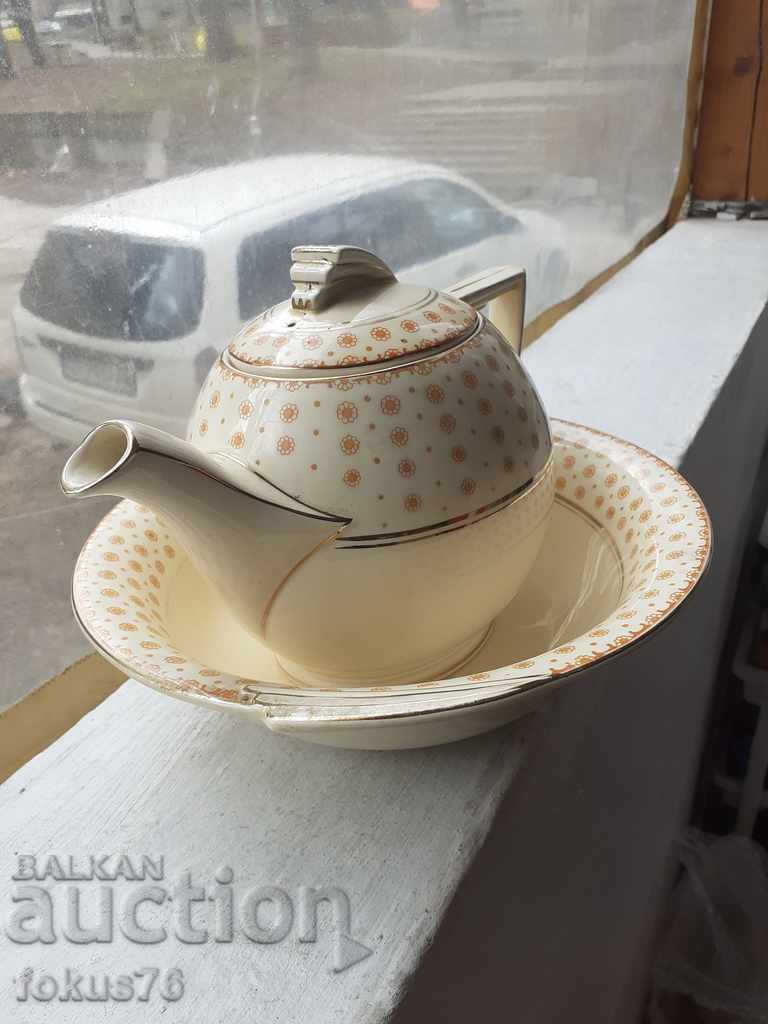 English porcelain teapot with bowl markings with price 89.00 BGN | € 45.50 English porcelain teapot with bowl markings with price 89.00 BGN | € 45.50
