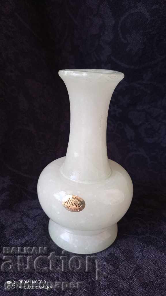 Alabaster vase 630 g
