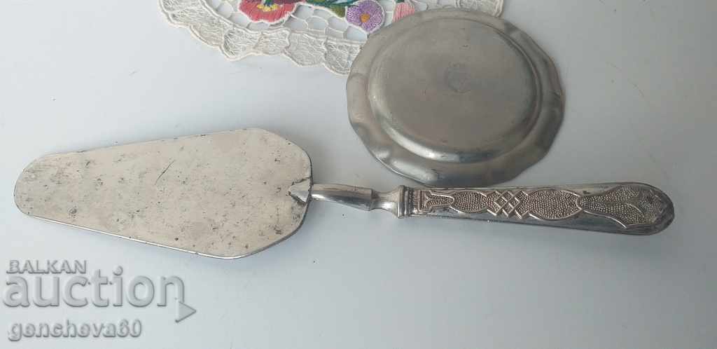 Χαραγμένη σπάτουλα σερβιρίσματος με πιατάκι με τιμή 25.00 BGN | € 12.78 Χαραγμένη σπάτουλα σερβιρίσματος με πιατάκι με τιμή 25.00 BGN | € 12.78