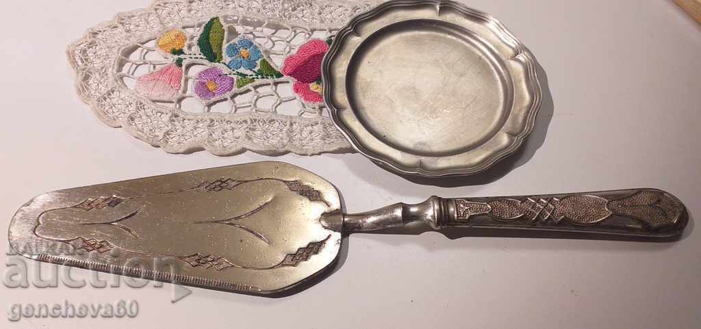 Παράδοση Χαραγμένη σπάτουλα σερβιρίσματος με πιατάκι Παράδοση Χαραγμένη σπάτουλα σερβιρίσματος με πιατάκι