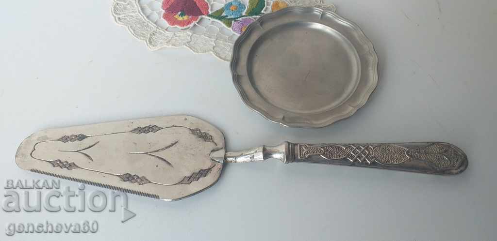 Engraved serving spatula with saucer