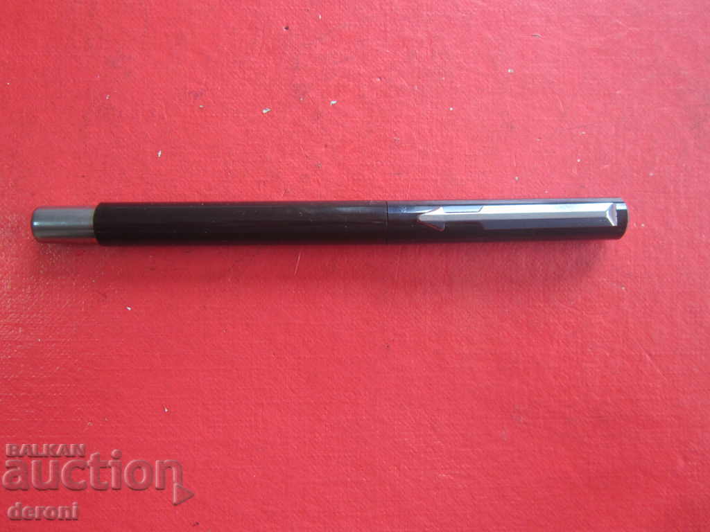 Невероятен химикал Parker химикалка в кутия с цена 30.00 лв. | € 15.34 Невероятен химикал Parker химикалка в кутия с цена 30.00 лв. | € 15.34