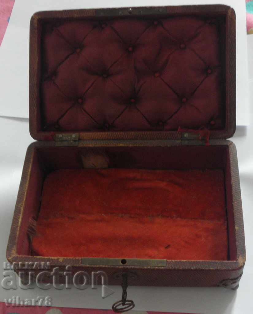 Παλιό ξύλινο κουτί με κλειδί για κοσμήματα Παλιό ξύλινο κουτί με κλειδί για κοσμήματα