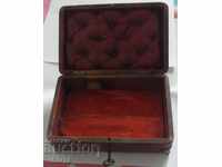 Παλιό ξύλινο κουτί με κλειδί για κοσμήματα