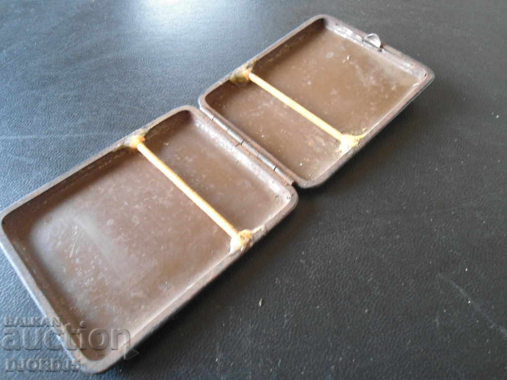 An old metal can with price 4.00 BGN | € 2.05 An old metal can with price 4.00 BGN | € 2.05