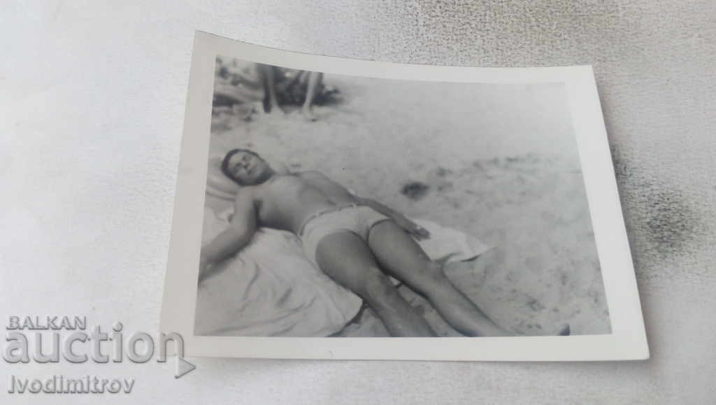 Снимка Млад мъж на плажа 1973