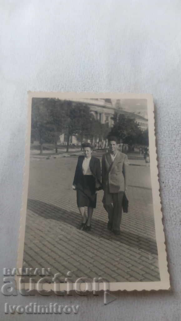 Fotografie cu Sofia Un bărbat și o femeie la plimbare în jurul Țarului Eliberator