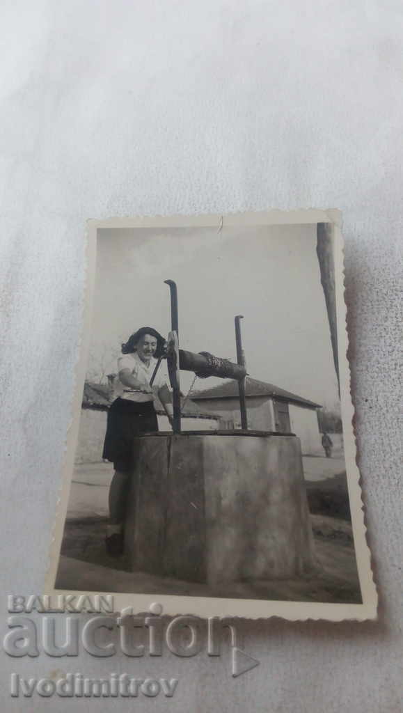 Foto Kara-Bunar O fată tânără scoate apă din fântână 1944