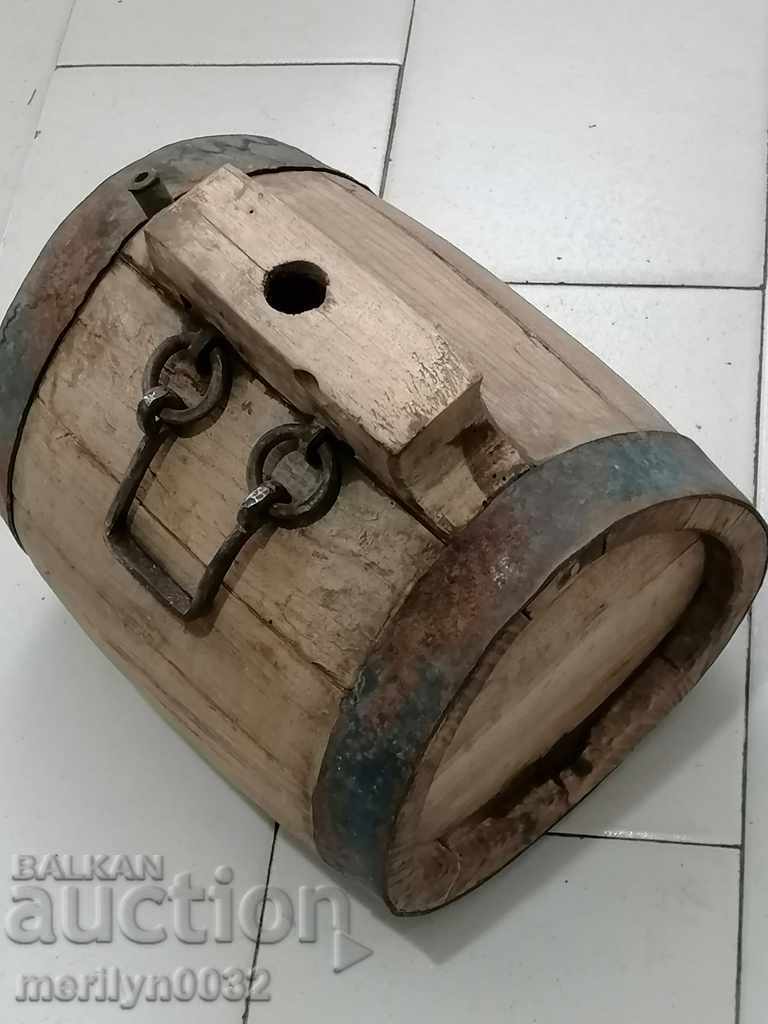 Delivery of Old bucket, flask, barrel, wooden, pavur